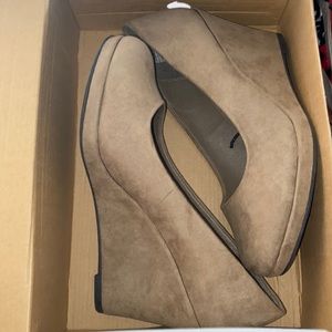 Nude heels never worn size 8